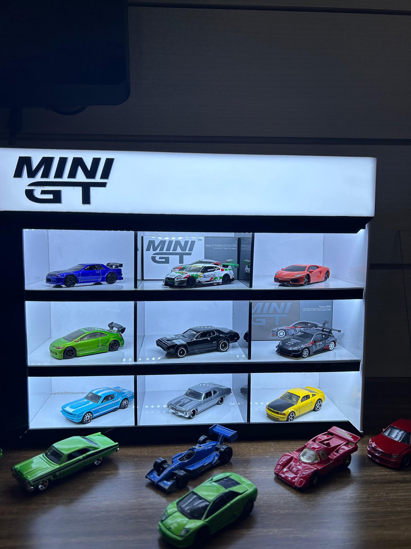 Mini GT 09 Compartments organizer with LED lights 1/64