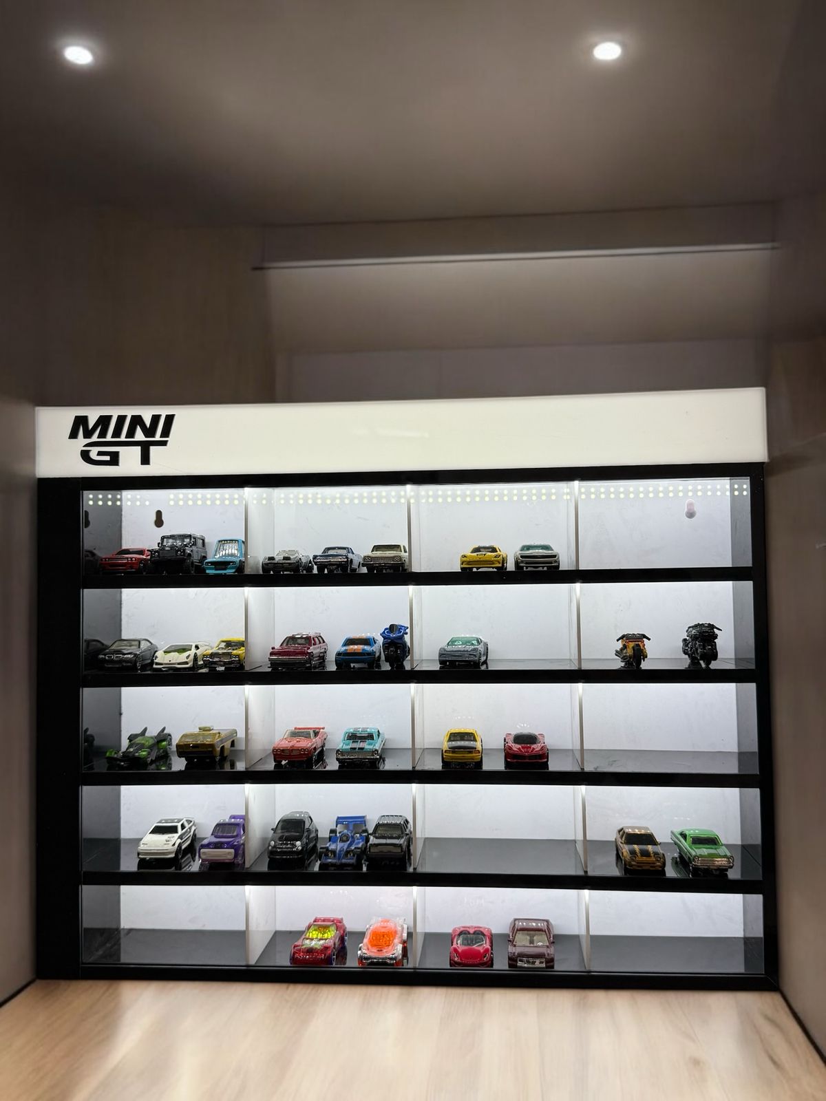 Mini GT 20 compartments LED 1/64